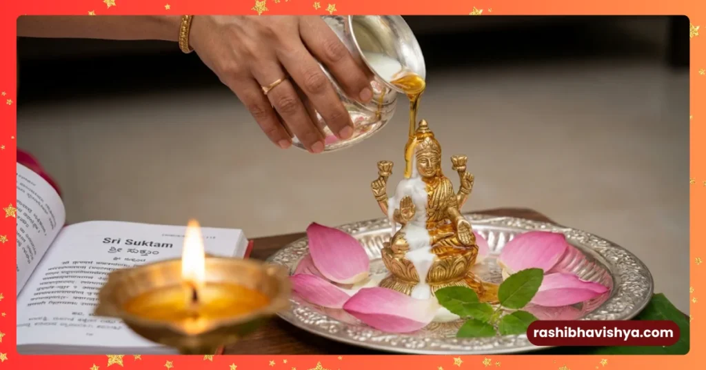ಶ್ರೀ ಸೂಕ್ತ ಪಠಿಸುತ್ತಾ ಲಕ್ಷ್ಮಿ ದೇವಿಗೆ ಹಾಲಿನ ಅಭಿಷೇಕ ಮಾಡುತ್ತಿರುವ ದೃಶ್ಯ.